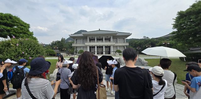 영빈관 앞 관람객들