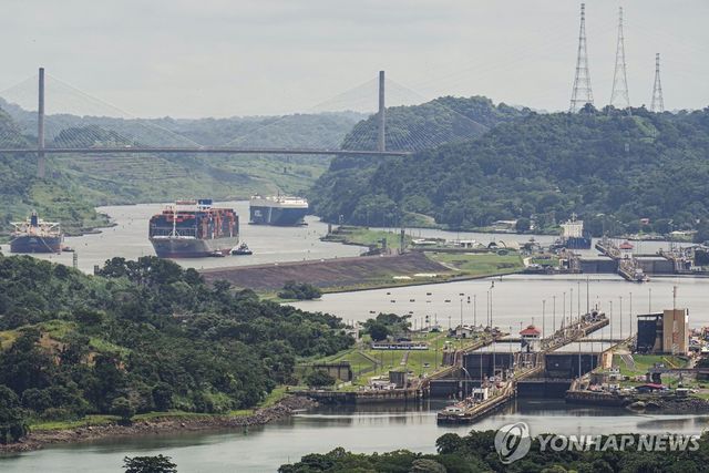 29일(현지시간) 파나마 운하 통과하는 화물선