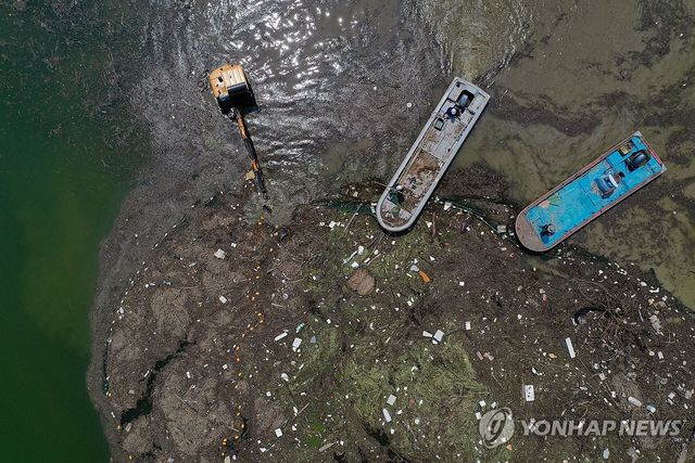 폭염 속 대청호 수해 쓰레기 수거 작업