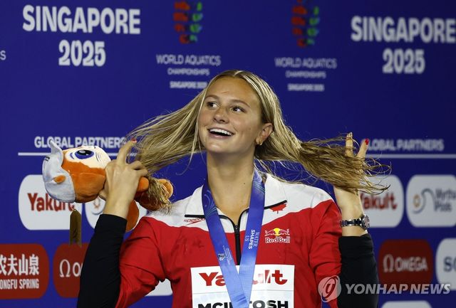 2025 싱가포르 세계수영선수권대회 3관왕에 오른 서머 매킨토시.