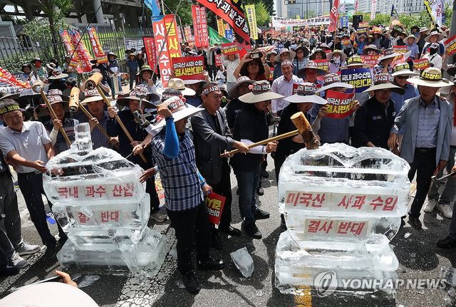 '미국산 사과 수입 결사 반대' 얼음 깨기