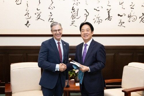 데이먼 윌슨 미국 민주주의진흥재단(NED) 회장과 라이칭더 총통(왼쪽부터)