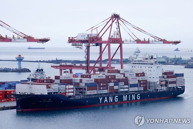 대만 지룽항의 컨테이너선 