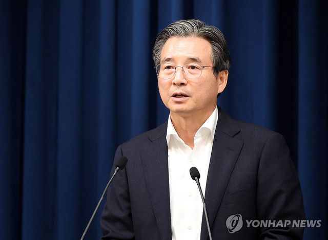 브리핑하는 김용범 정책실장