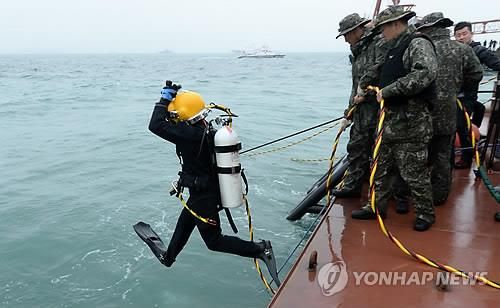 바다에 뛰어드는 잠수부