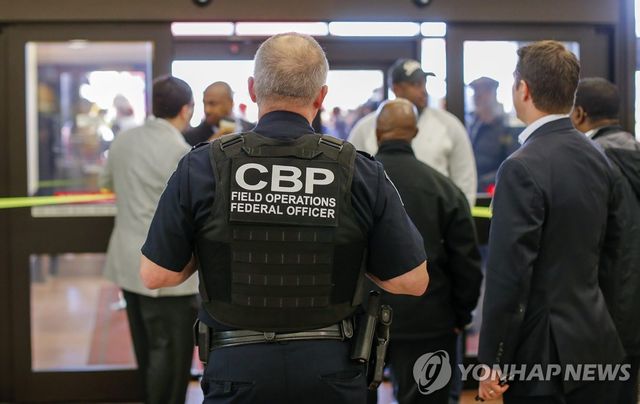미국의 애틀랜타 공항에서 출입 관리하는 세관국경보호국(CBP) 요원