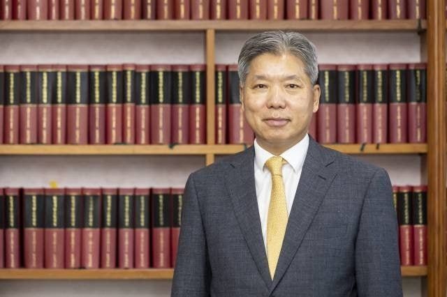 이영진 전 헌법재판관, 퇴임 기념 판례집 '헌법은 누구의 편인가?' 출간