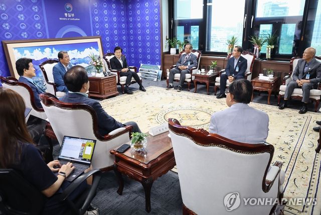 개성공단기업협회 회장단 면담하는 정동영 장관