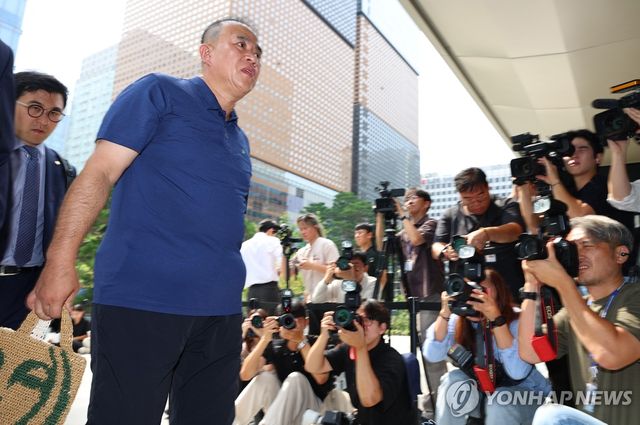 특검 출석하는 명태균