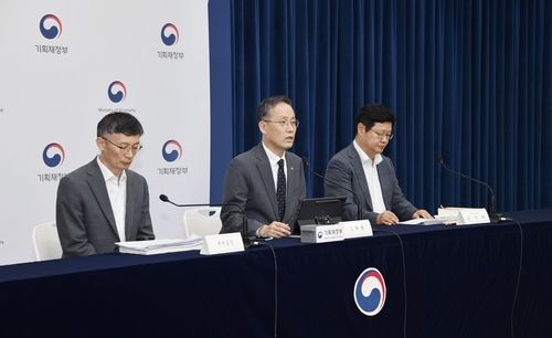 세제개편안 브리핑 중인 이형일 기재부 1차관