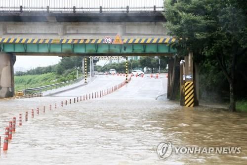 침수된 경주 유림지하차도