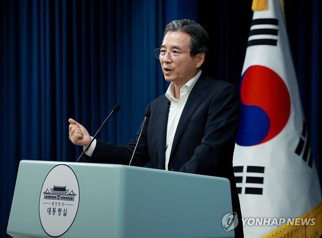 한미 관세 협상 타결, 취재진 질문에 답하는 김용범 정책실장