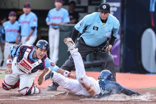 홈스틸 감행하는 NC의 김주원(오른쪽)