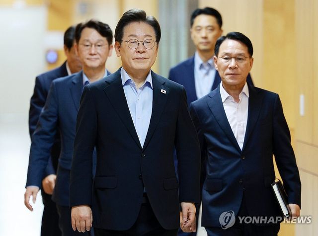 이재명 대통령, 6차 수석·보좌관 회의 참석