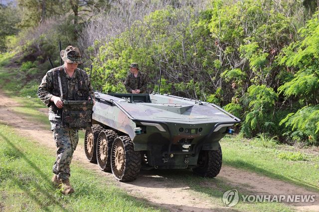 한화에어로스페이스의 다목적 무인차량 '아리온스멧'을 운용하는 미 해병대원
