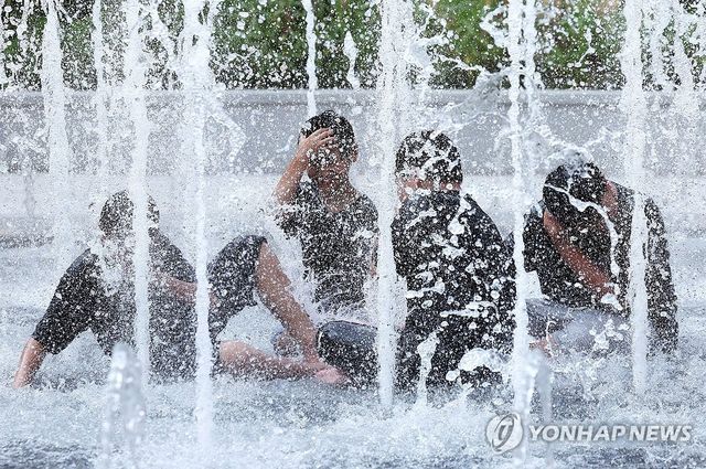 물놀이하는 초교생들