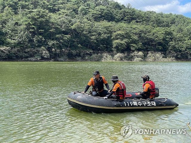 산청 실종자 수색하는 소방대원들