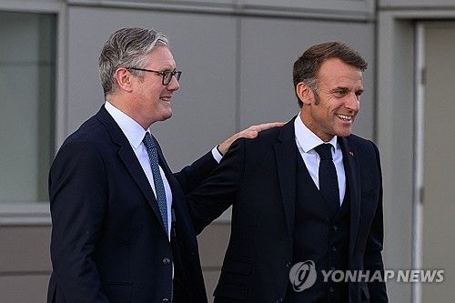 스타머 영국 총리(좌)와 마크롱 프랑스 대통령