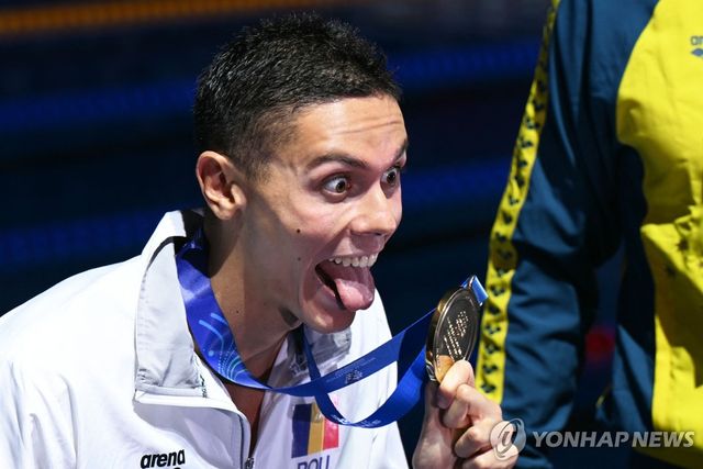 남자 자유형 200ｍ에 이어 100ｍ에서도 우승한 다비드 포포비치.