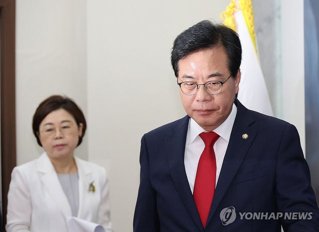 회의 참석하는 송언석 비상대책위원장