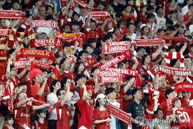 요코하마 F. 마리노스와 경기에서 리버풀을 응원하는 팬들 모습.
