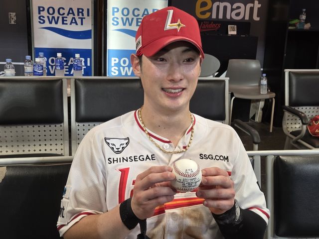 6시즌 연속 100안타 기념구 든 최지훈