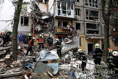 31일(현지시간) 러시아 공습으로 무너진 우크라이나 키이우의 건물