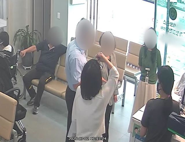 진료 거부 주장하며 보건소 관계자에게 설명하는 A의장 