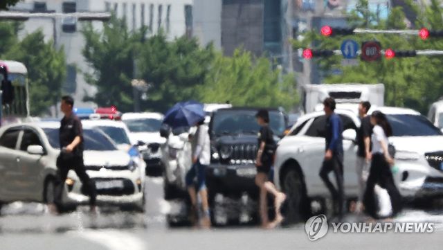 폭염 속 피어오르는 아지랑이