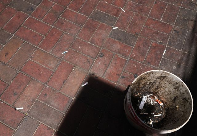 금연 구역에 버려진 담배꽁초