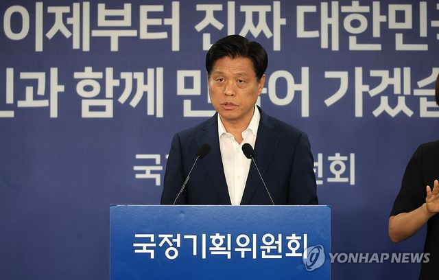 브리핑하는 조승래 대변인
