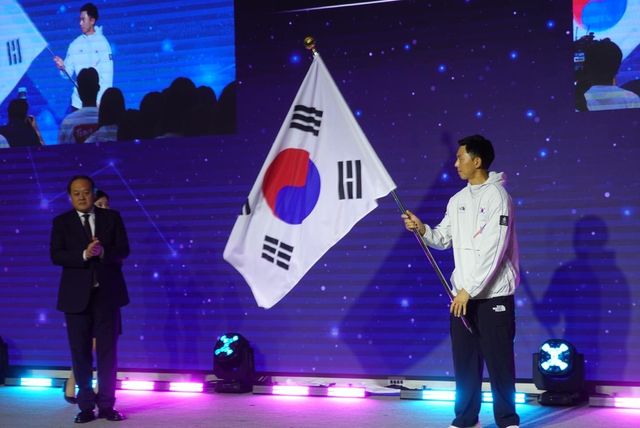 라인-루르 하계U대회 결단식에서 단기 넘겨받은 장지석 선수단장