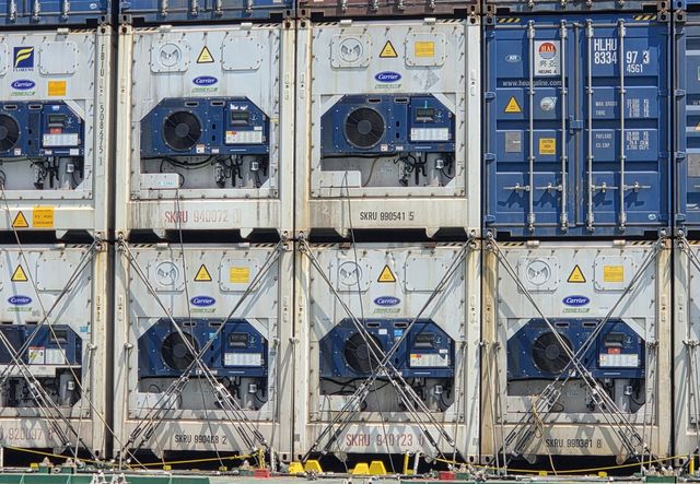 출항 앞두고 고정 작업 완료된 컨테이너들