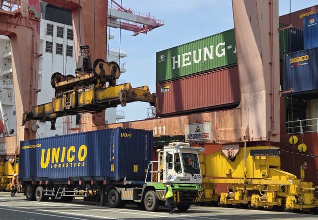 물류 작업 한창인 신선대부두