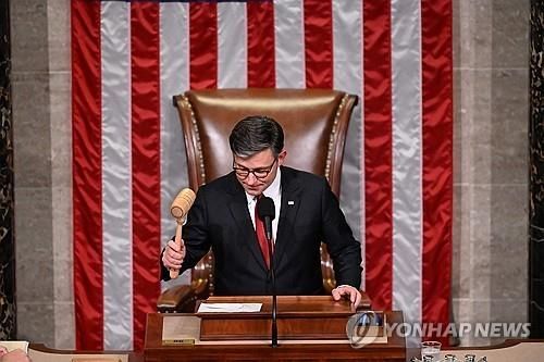 트럼프 법안 통과 선언하는 마이크 존슨 미 연방 하원의장