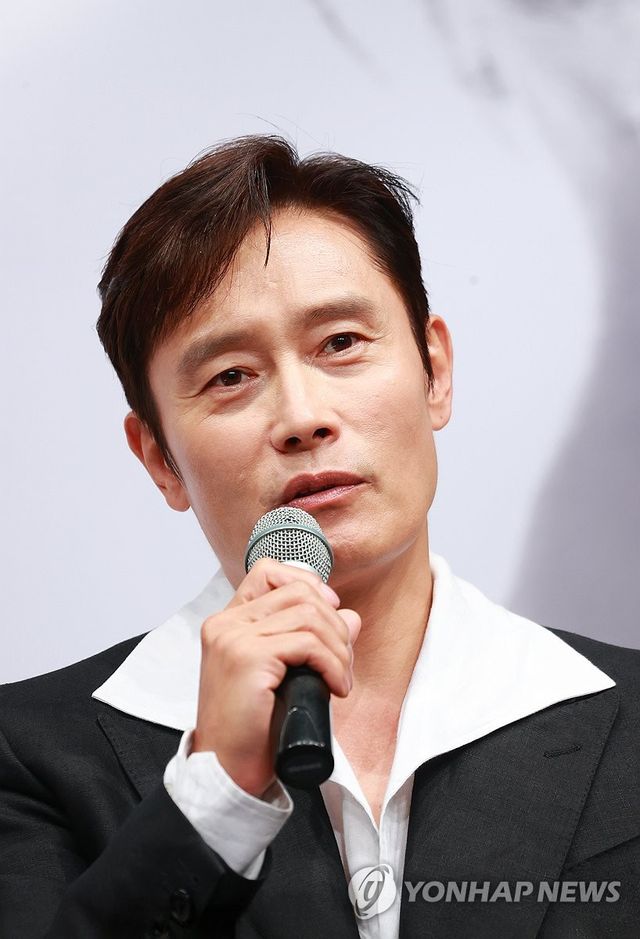 질문에 답하는 이병헌