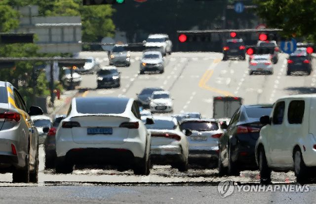 폭염에 이글거리는 도로