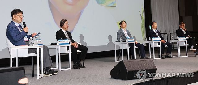 인공지능 항만을 주제로 토론하는 스마트 항만 전문가들