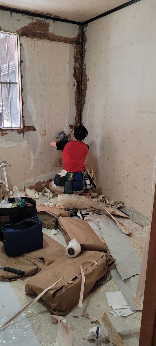 지난 1일 서울 송파구에 있는 한 한국전쟁 참전용사 집 벽지 뜯어내고 청소하는 바르게살기운동 회원들의 모습 [독자 제공. 재판매 및 DB 금지]