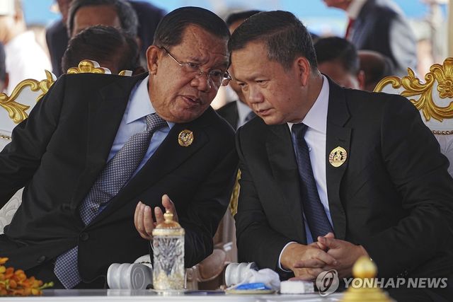 캄보디아 훈 센 상원의장(왼쪽)과 훈 마네트 총리