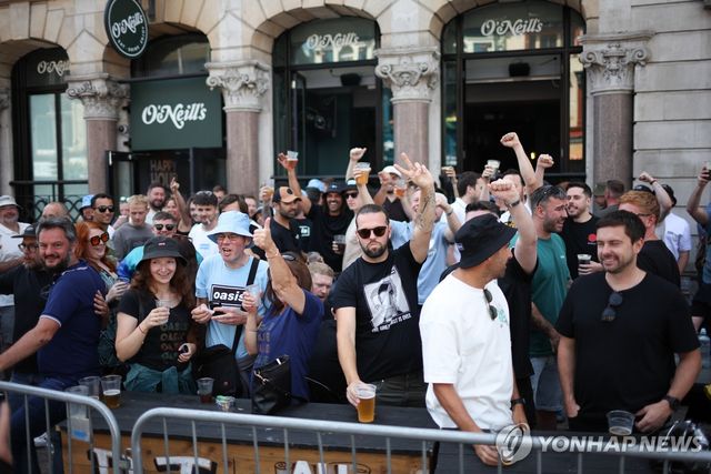 공연장 앞 펍에서 기다리는 팬들