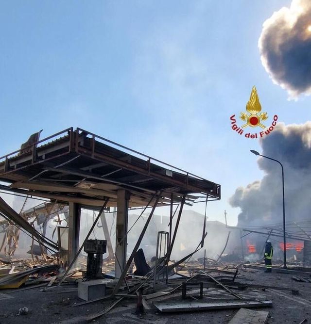 폭발 사고로 전부 타버린 주유소