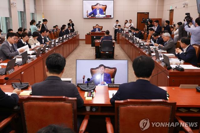 의사봉 두드리는 이철규 위원장