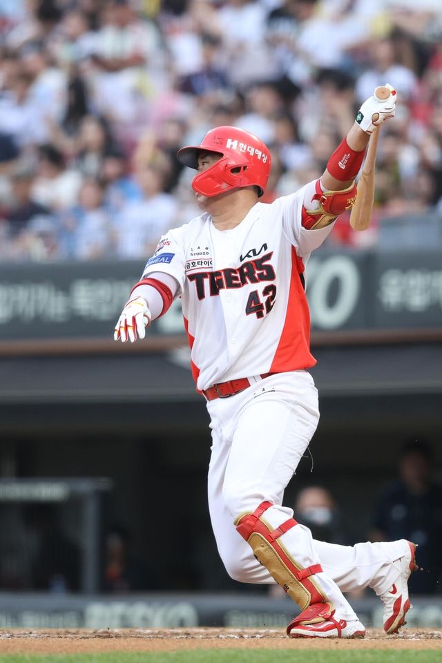 적시타 날리는 KIA의 김태군