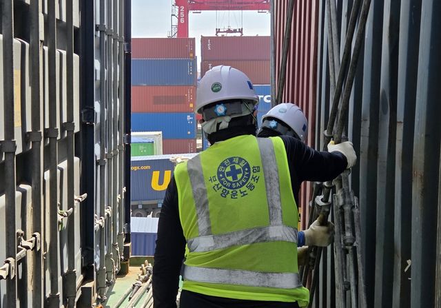 컨테이너 고정 작업하는 항만 노동자들