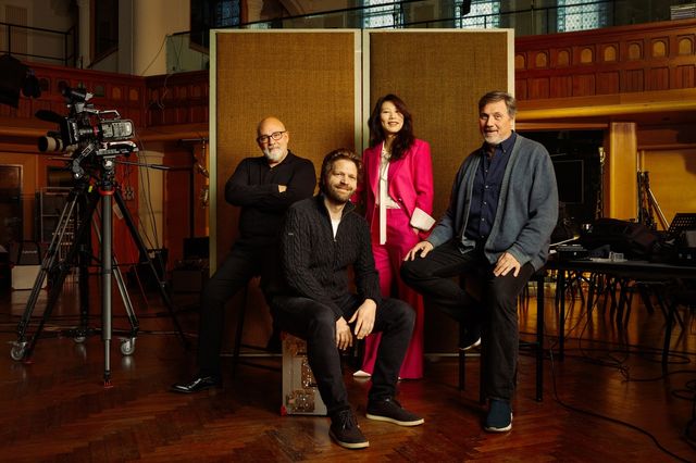 싱어송라이터 임현정과 앨범 제작진들.