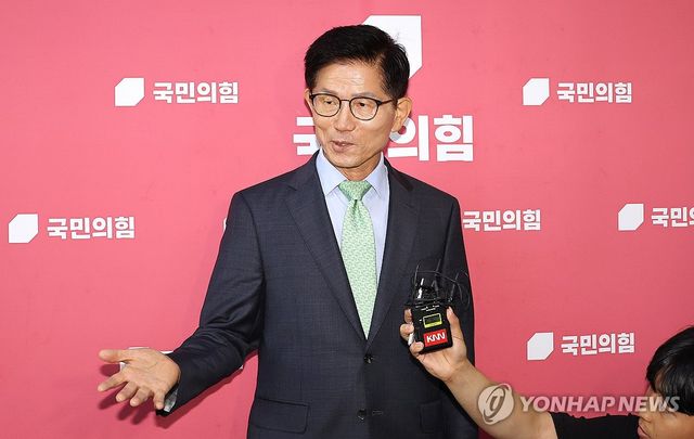 질문에 답변하는 김문수 전 대선 후보