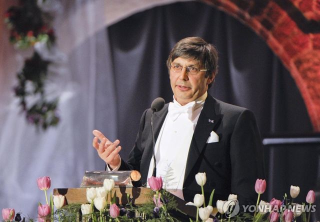 2010년 노벨상 수상 이후 연회에서 연설하는 안드레 가임 