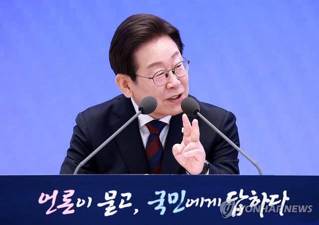 취재진 질문에 답하는 이재명 대통령