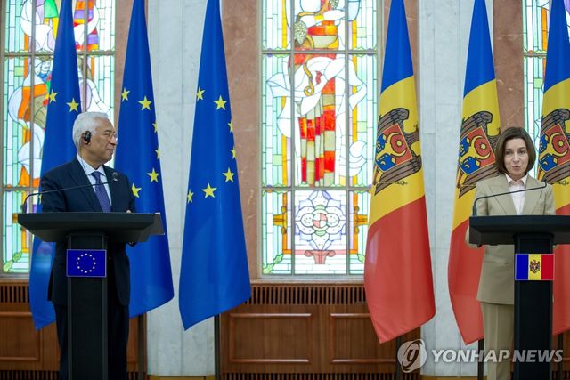 지난 3월 EU 상임의장(좌)과 몰도바 대통령 